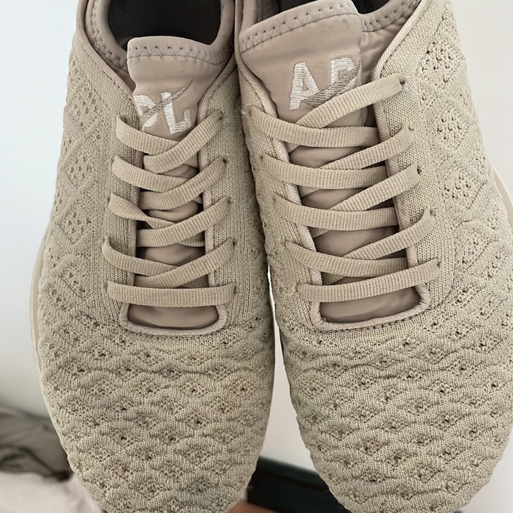 Womens APL size 8 - Picture 2 of 3